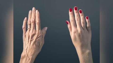 Té verde, especias y agua mineral, son algunos alimentos recomendados por expertos para una dieta antiedad. Foto: Gettyimages.