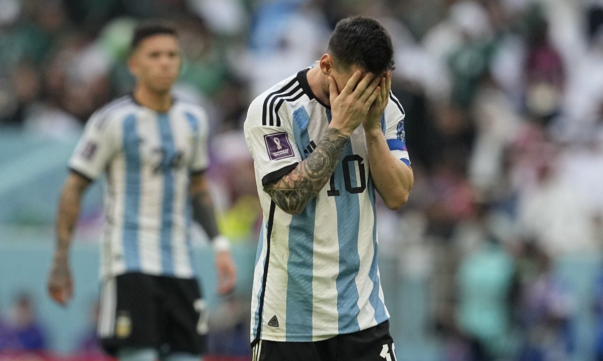 El delantero argentino Lionel Messi (derecha) reacciona tras desperdiciar una ocasión de gol durante la derrota 2-1 ante Arabia Saudí en el partido del Grupo C del Mundial, el martes 22 de noviembre de 2022, en Lusail, Qatar. (AP/Ebrahim Noroozi)