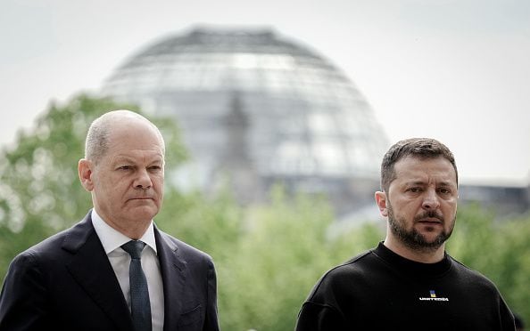 El canciller alemán, Olaf Scholz, junto al presidente de Ucrania, Volodímir Zelenski.