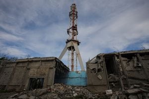 Una vista muestra una torre de televisión parcialmente destruida por un ataque con misiles rusos, en medio del ataque de Rusia contra Ucrania, en Kharkiv, Ucrania, el 22 de abril de 2024. REUTERS/Vyacheslav Madiyevskyy