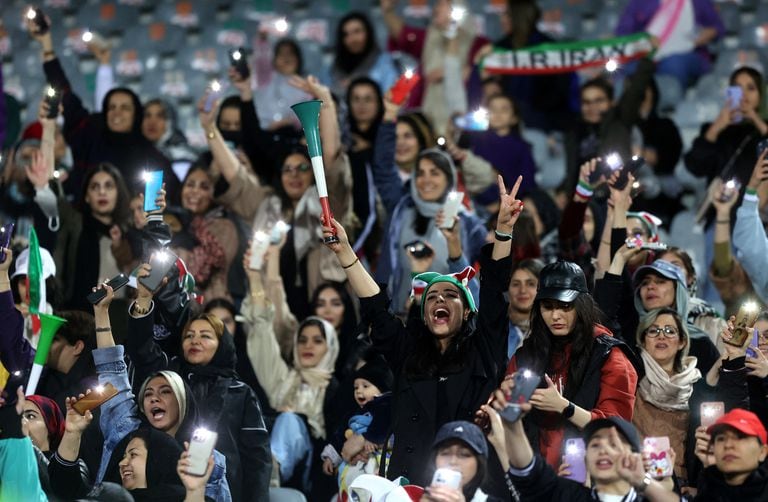 Las mujeres estuvieron presente en las tribunas en el duelo entre Irán y Rusia. Foto: Reuters.