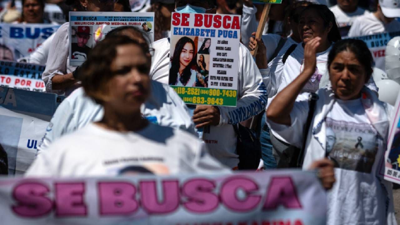 Familiares de desaparecidos, amigos y activistas participan en una manifestación en el marco del Día Internacional de las Víctimas de Desapariciones Forzadas en México, el 30 de agosto de 2023.