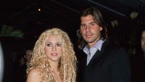 Colombian singer and songwriter Shakira, wearing a gold evening gown, and her partner, Argentine lawyer Antonio de la Rua attend the 43rd Annual Grammy Awards, held at the Staples Center in Los Angeles, California, 21st February 2001. (Photo by Vinnie Zuffante/Michael Ochs Archives/Getty Images)