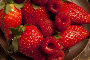 Las fresas y el bicarbonato de sodio pueden ayudar a exfoliar los dientes.