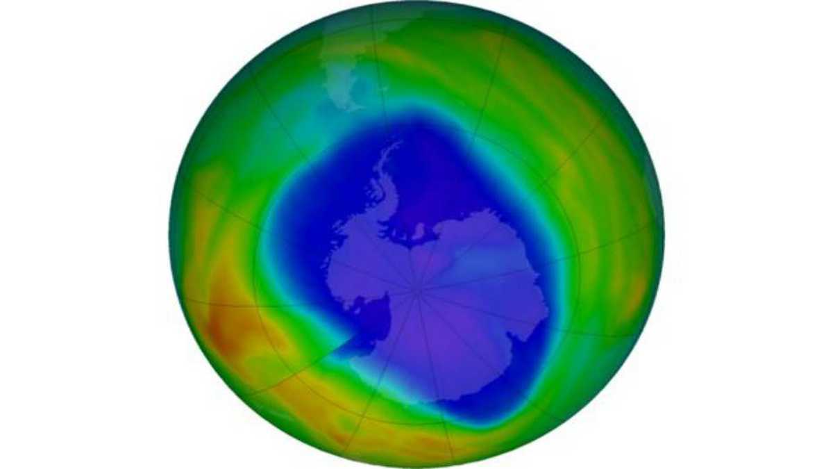 Vista del ozono total sobre la Antártida el 12 de septiembre. Los colores púrpura y azul son los que tienen menos ozono y los amarillos y rojos son los que tienen más. Foto: NASA