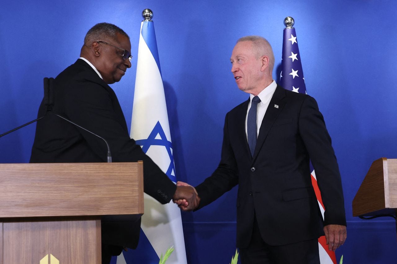 El jefe del Pentagono de Estados Unidos con el ministro de defensa de Israel. Foto: AFP.