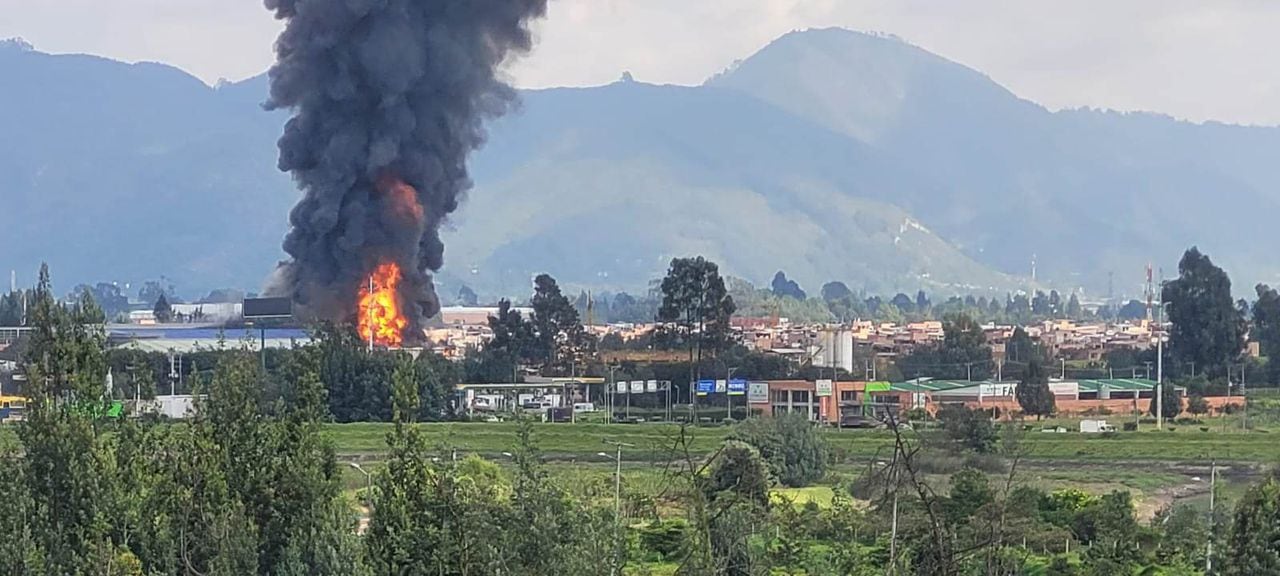 El incendio se presentó en una bodega de colchones en la calle 80 con carrera 115 en Bogotá