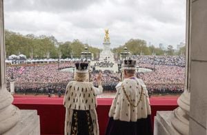 El rey Carlos III y la reina Camila de Gran Bretaña saludan desde el balcón del Palacio de Buckingham después de su coronación, en Londres, el sábado 6 de mayo de 2023. (Chris Jackson/Getty via AP)