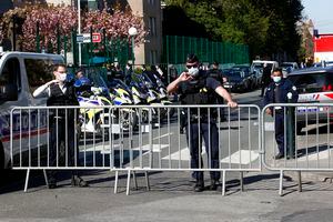 Varios policías colocan barreras para bloquea el acceso a la comisaría de Rambouillet, al suroeste de París, el viernes 23 de abril de 2021. Una mujer policía fue asesinada a puñaladas dentro de la comisaría y su atacante fue abatido fatalmente a tiros por agentes en el lugar. (AP Foto/Michel Euler)