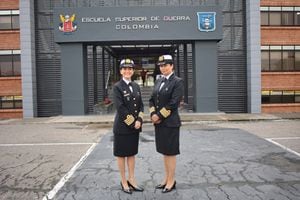 Capitán de navío Beatriz Helena García Restrepo (izquierda) y Capitán de Navío Carolina Gómez del Castillo, quienes se convertirán en las primeras mujeres en llegar al grado de Almirante.