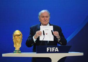 Joseph Blatter celebró el triunfo de Catar como sede el Mundial porque así llevaría “el fútbol a nuevos lugares”.