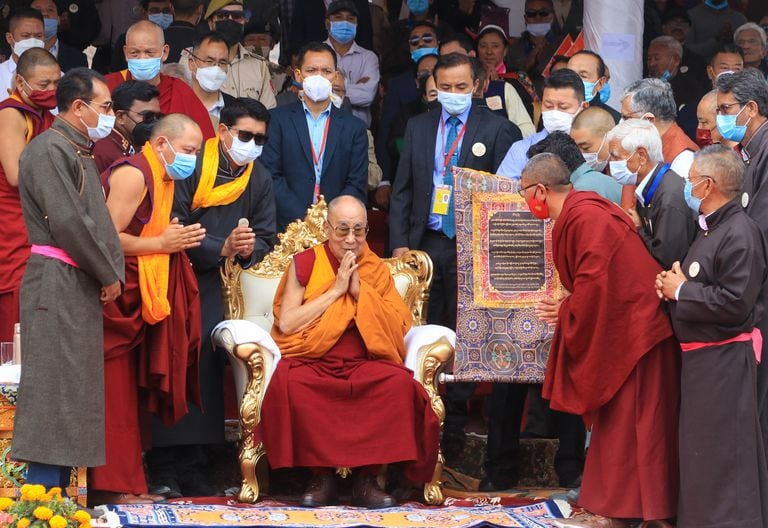 Dalai Lama adalah perwakilan tertinggi dari pemerintahan Tibet Tengah dan pemimpin spiritual Buddhisme Tibet.  Ia dianggap sebagai reinkarnasi dari Avalokitesvara, bodhisattva berkepala sebelas dan berlengan seribu yang melambangkan welas asih manusia.  (Foto oleh Mehmet Erhan Arsher/AFP)
