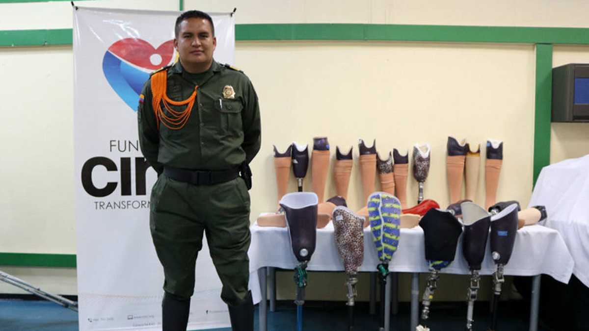 El patrullero Luis Carlos Muñoz trabaja en un programa de atención a discapacitados de la fuerza pública. 