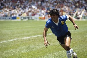 Diego Maradona de Argentina celebra tras anotar su segundo gol contra Inglaterra en un partido de cuartos de final de la Copa Mundial de la FIFA 1986. (Foto de Jean-Yves Ruszniewski / Corbis / VCG a través de Getty Images)