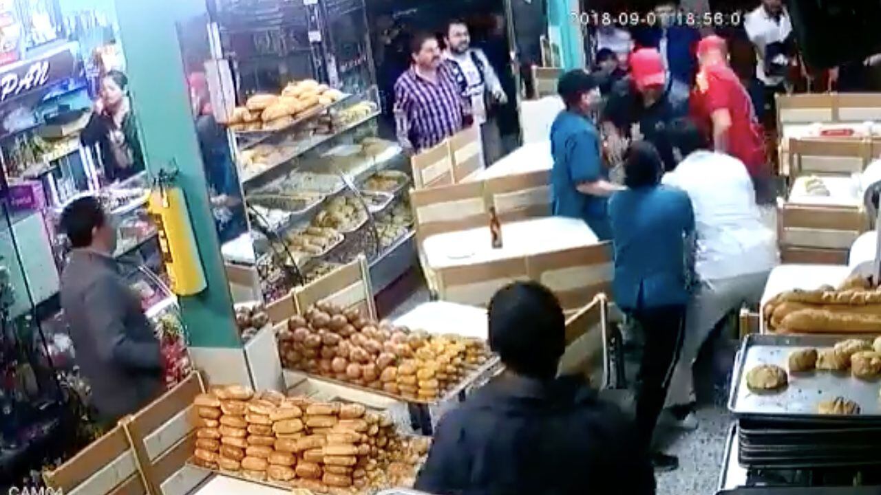 Foto de un robo en una panadería en Suba, donde los ciudadanos atraparon al ladrón y lo lincharon
