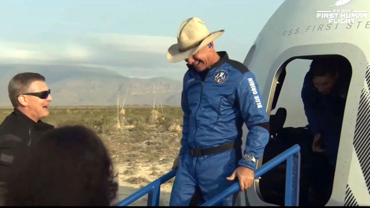 El magnate Jeff Bezos voló al espacio en el cohete de Blue Origin.