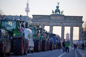 Numerosos tractores se paran frente a la Puerta de Brandeburgo durante una protesta de agricultores en Berlín, Alemania, el lunes 8 de enero de 2024. Los agricultores bloquearon las vías de acceso a las autopistas en partes de Alemania el lunes y se reunieron para manifestarse, iniciando una semana de protestas contra el gobierno. planea eliminar las exenciones fiscales sobre el diésel utilizado en la agricultura. (Joerg Carstensen/dpa vía AP)