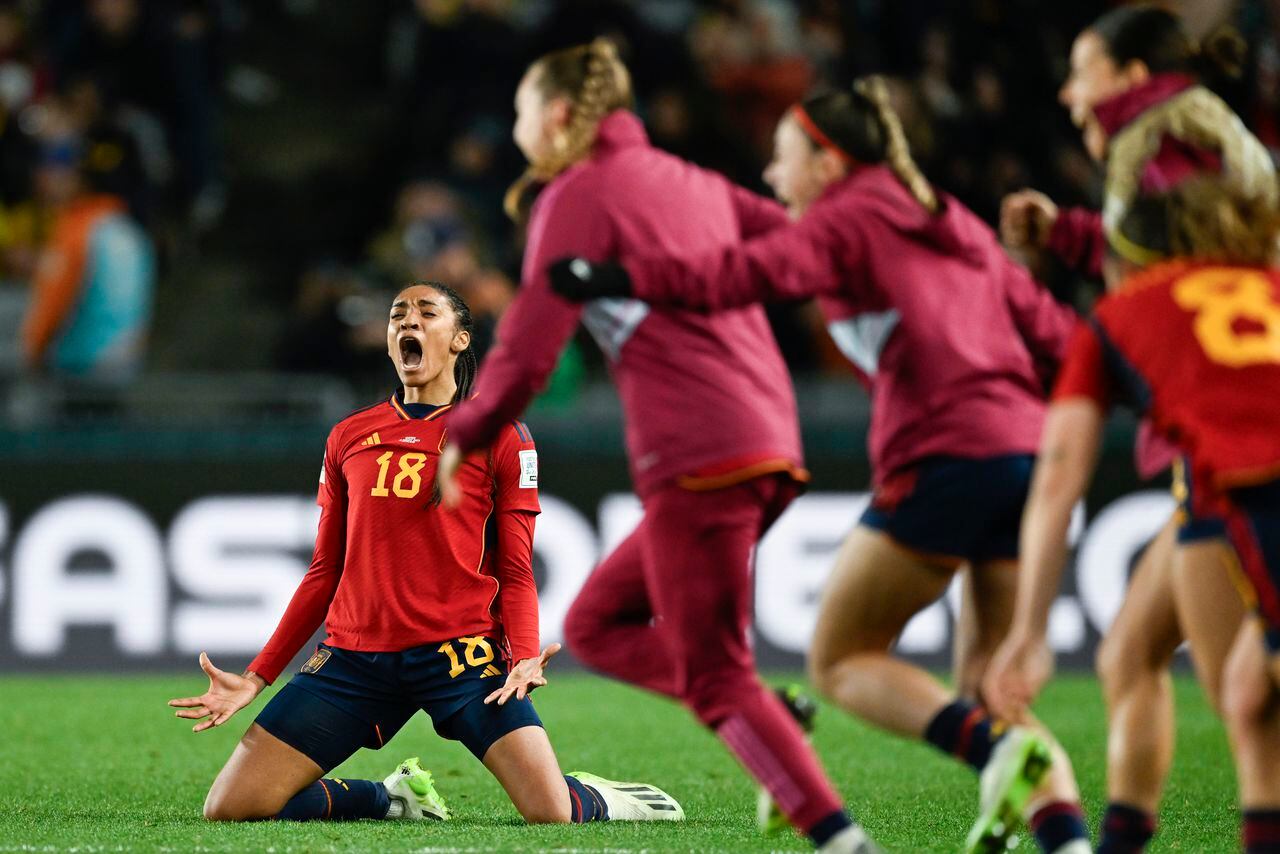 Salma Paralluelo celebra su gol en la semifinal.