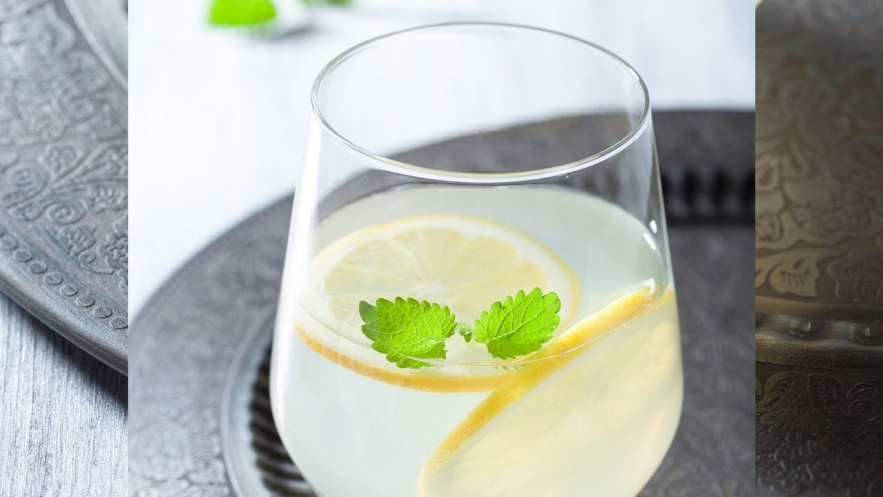El consumo diario de agua con limón tiene beneficios para la salud, pero se deben tener en cuenta ciertos efectos que produce.