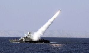 Un misil de alcance intermedio tierra-aire antiradar es lanzado desde un buque de la Armada iraní durante unas maniobras militares en el mar de Omán, cerca del estrecho de Ormuz, en el sur de Irán.