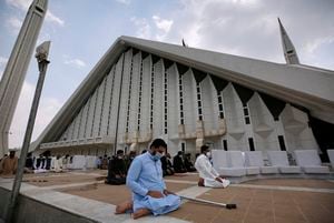 Los musulmanes ofrecen la oración del viernes pasado durante el mes sagrado de ayuno del Ramadán, en la Gran Mezquita Faisal, en Islamabad, Pakistán, el viernes 7 de mayo de 2021. Foto: AP / Anjum Naveed.