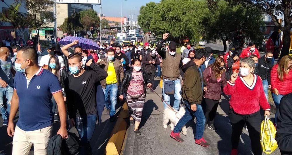 Cientos de comerciantes bloquearon varias de las estaciones y portales del sistema Transmilenio, en Bogotá, por cuenta de las cuarentenas sectorizadas en la capital, que los tienen al borde de la quiebra.