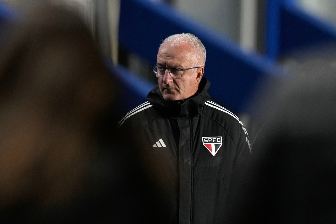 Sao Paulo's head coach Dorival Junior looks on during the Copa Sudamericana round of 16 first leg football match between Argentina's San Lorenzo and Brazil's Sao Paulo at the Pedro Bidegain stadium in Buenos Aires, on August 3, 2023. (Photo by JUAN MABROMATA / AFP)
