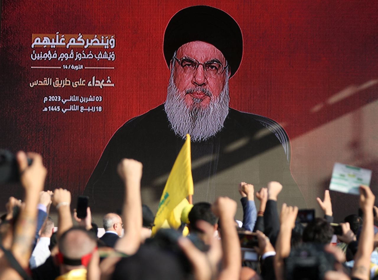 El líder de Hezbollah en el Líbano, Sayyed Hassan Nasrallah, aparece en una pantalla mientras se dirige a sus partidarios durante una ceremonia para honrar a los combatientes muertos en la reciente escalada con Israel, en los suburbios del sur de Beirut, Líbano