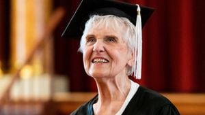 Mujer estadounidense, con 17 nietos y 24 bisnietos, se graduó de la universidad.