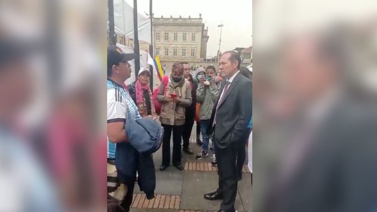 Líderes y víctimas del Cesar se asentaron en la Plaza de Bolívar en Bogotá. El jefe de gabinete de la Alcaldía, Antonio Sanguino, habló con ellos.