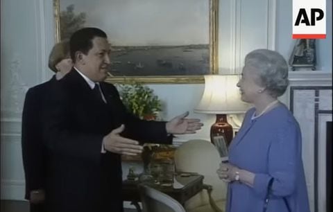 Hugo Chávez, reina Isabel II