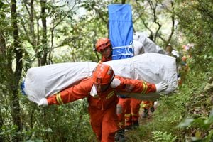 El equipo de rescate sigue trabajando en la búsqueda de más cuerpos. (Photo by CNS / AFP) / China OUT