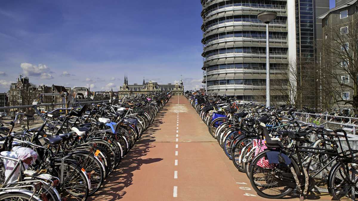 Bicicletas estacionadas en la Estación Central de Amsterdam
