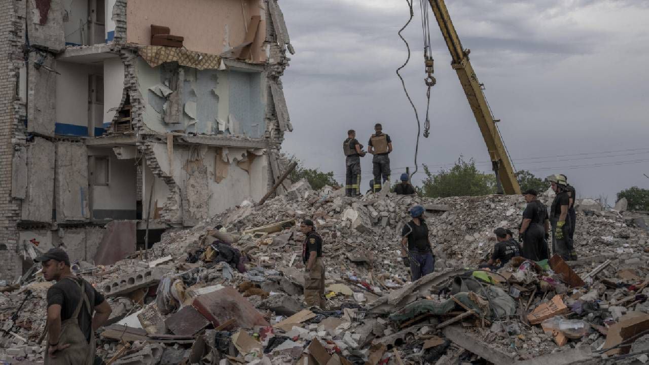 Rescatistas laboran encima de los restos de un edificio de apartamentos destruido por un cohete ruso, el domingo 10 de julio de 2022, en Chasiv Yar, región de Donetsk, en el este de Ucrania. Foto:AP/Nariman El-Mofty.
