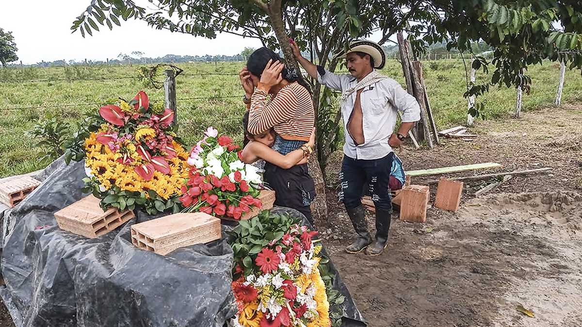 En la vereda Nueva Colombia, del municipio de Vista Hermosa, Meta, Jhoana Zambrano y Freily Sánchez entierran a su hijo, Jhonathan.