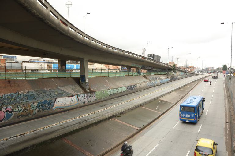 En este puente curvo, que conecta la autopista Sur con la avenida 68, inicia la obra de la que será una de las alimentadoras de la Primera Línea del Metro de Bogotá.