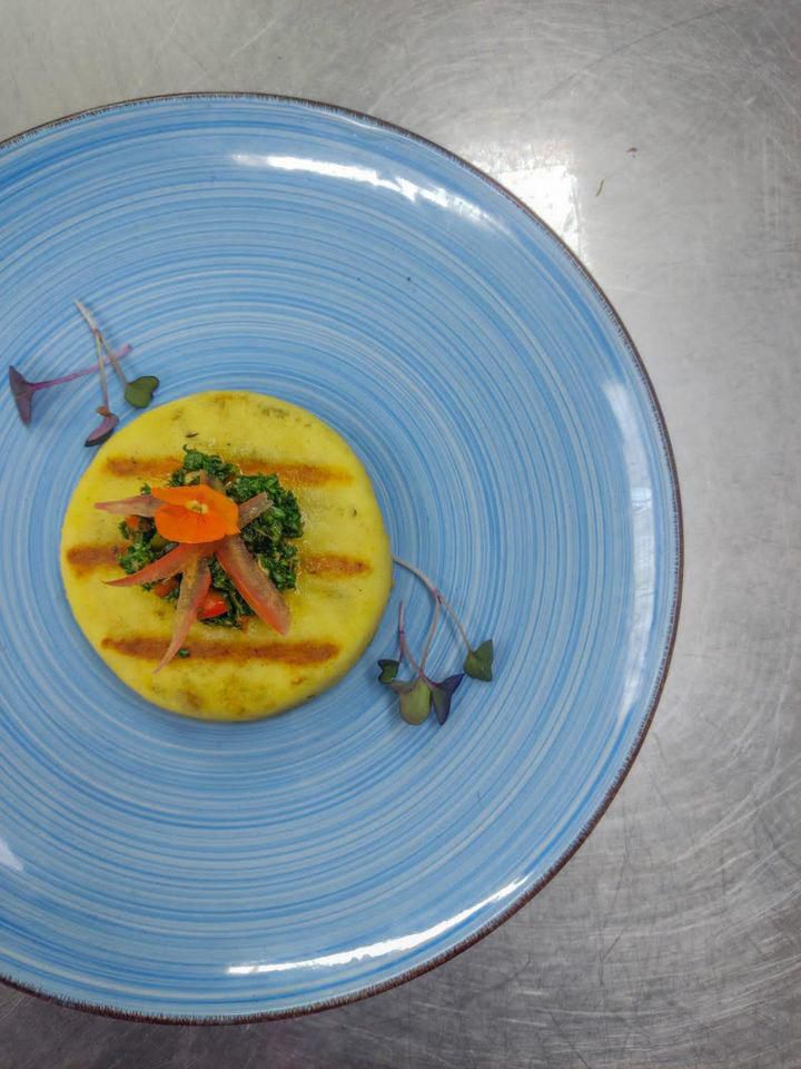 ‘Sotaquira’, un plato a base de una rodaja de queso Paipa parrillada con tomate de árbol y habas.