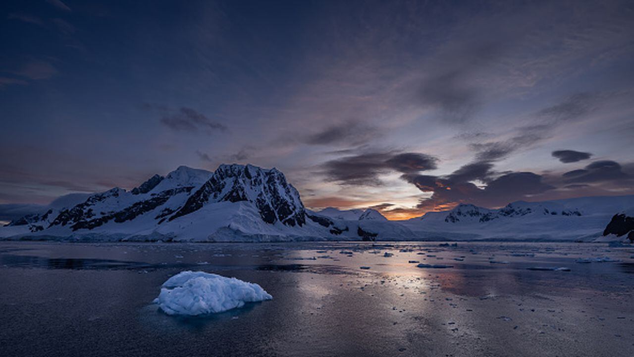 Una situación que llamó la atención para los expertos fue el caso de la Antártida, que actualmente atraviesa por una temporada de invierno austral, donde se presentaron temperaturas anormalmente altas.  (Photo by Sebnem Coskun/Anadolu Agency via Getty Images)