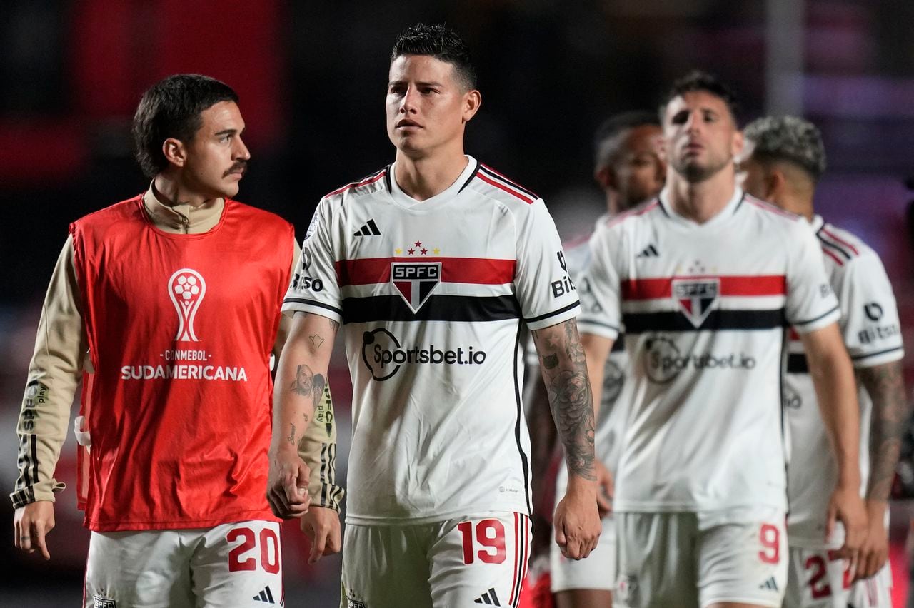 James Rodriguez of Brazil's Sao Paulo walks off the pitch with his teammates after losing to Ecuador's Liga Deportiva Universitaria during a Copa Sudamericana quarterfinal, second leg soccer match at Morumbi stadium in Sao Paulo, Brazil, Thursday, Aug. 31, 2023. (AP Photo/Andre Penner)