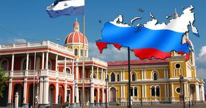 La Plaza de la independencia en la ciudad de Granada (Nicaragua). En la parte superior, el mapa y la bandera de Rusia.