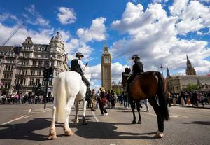 La policía a caballo vigila el perímetro cerca del Palacio de Westminster en Londres, el viernes 16 de septiembre de 2022. (Nathan Denette /The Canadian Press via AP)