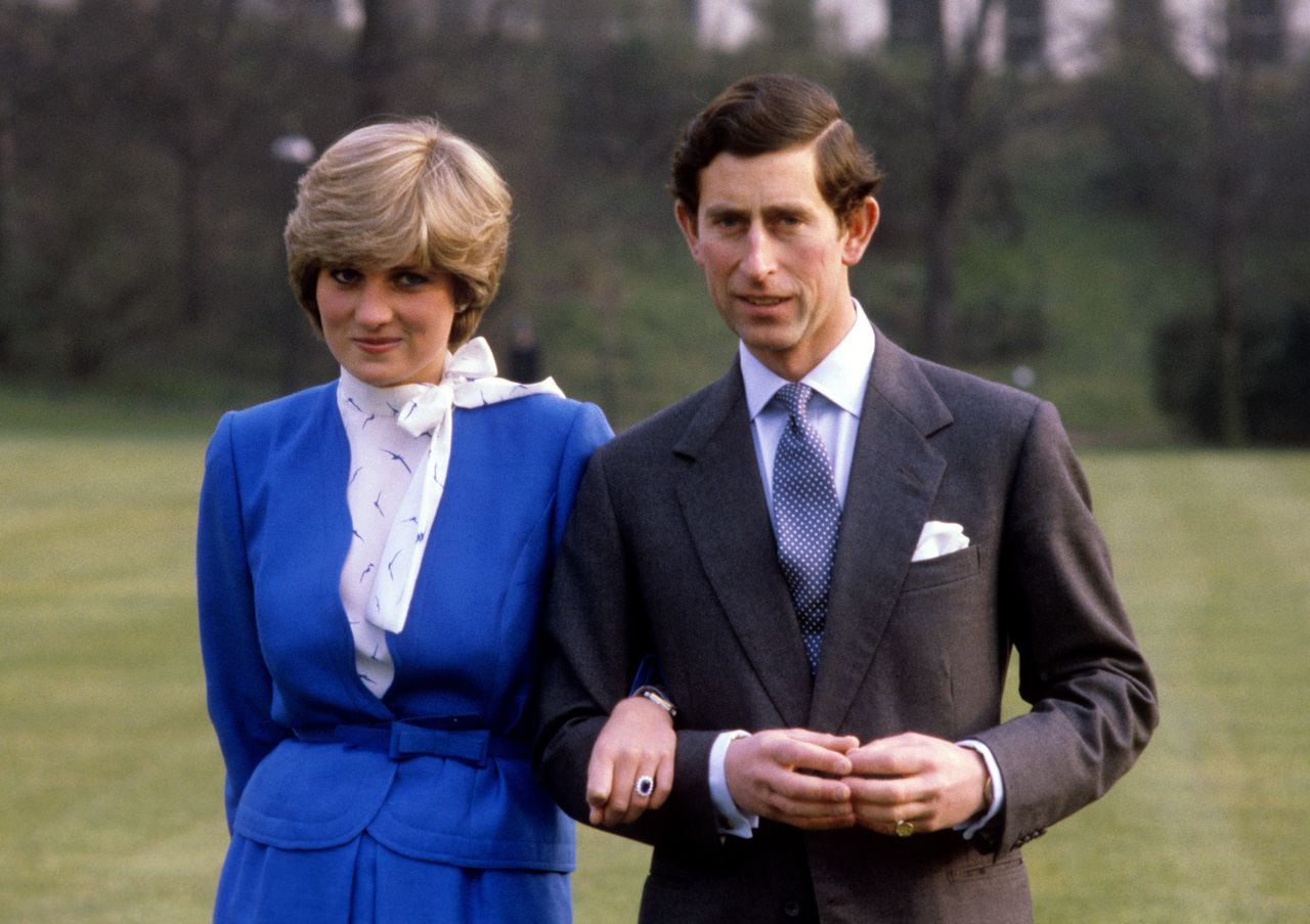 El 24 de febrero de 1981, Lady Diana Spencer y el príncipe Carlos de Gales posaron para los periodistas tras el anuncio oficial del compromiso.