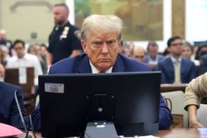 El expresidente Donald Trump en el tribunal en la ciudad de Nueva York donde se le sigue juicio por fraude bursátil, el 4 de octubre de 2023.. (Spencer Platt/Pool Photo via AP)