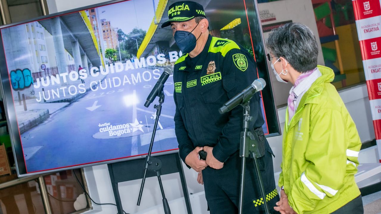 Alcaldesa Claudia López y el comandante de la Policía Metropolitana de Bogotá, general Eliécer Camacho, al término del Consejo de Seguridad en Engativá.