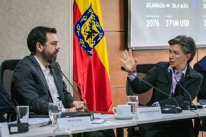 El alcalde electo, Carlos Fernando Galán, y la alcaldesa, Claudia López, en la reunión de empalme.