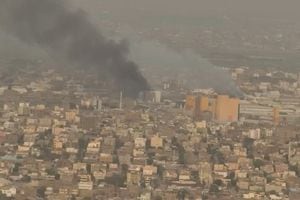 La vista de un dron muestra el humo que se eleva sobre el Área Industrial Ligera del Norte de Jartum, en Bahri, Sudán, el 23 de abril de 2023