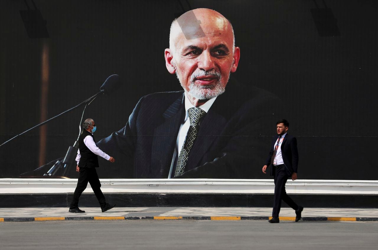 El presidente afgano, Ashraf Ghani, abandoó el país este domingo antes de que los talibanes ingresaran a Kabul.  Ghani dimitió como presidente y aceptó su derrota (AP Photo/Rahmat Gul)