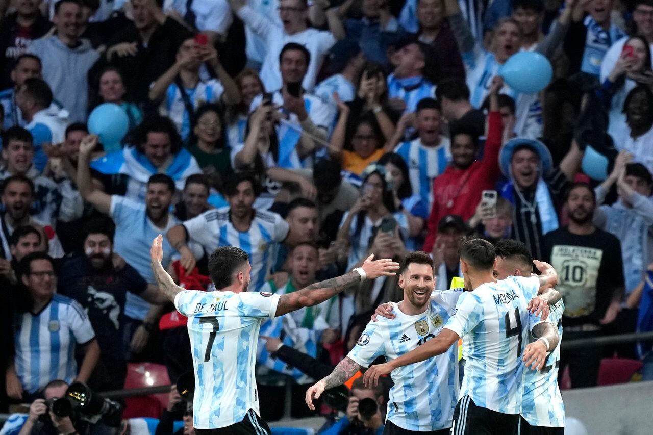 Argentina's Angel Di Maria celebrates with teammates after scoring his side's second goal during the Finalissima soccer match between Italy and Argentina at Wembley Stadium in London , Wednesday, June 1, 2022. (AP photo/Frank Augstein)
