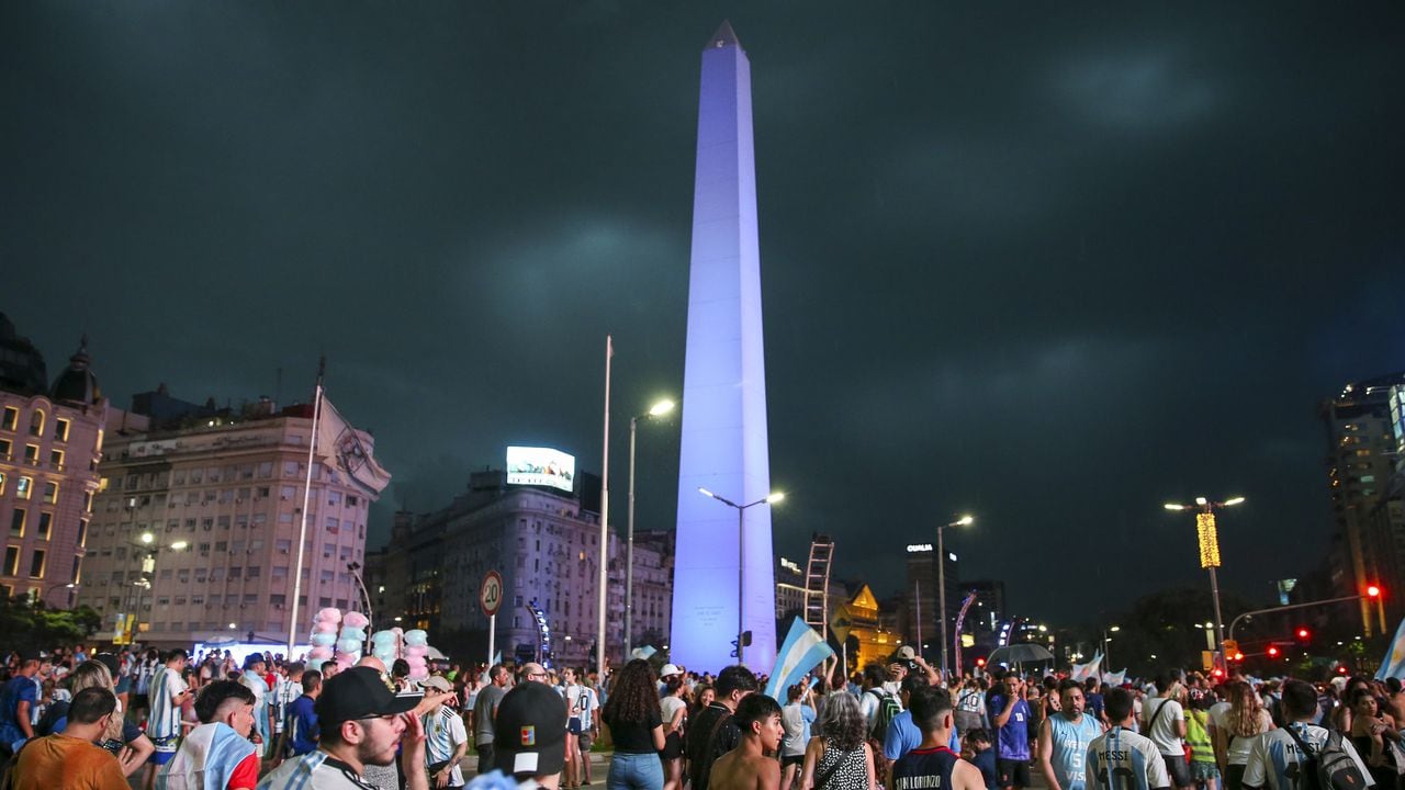 Hinchas argentinos celebrando la victoria de su selección en el Obelisco de Buenos Aires.