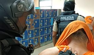 Policía de Ecuador traslada presos, lo que llevó a que unos reos tomaran como rehenes a unos guardias en otra cárcel del país